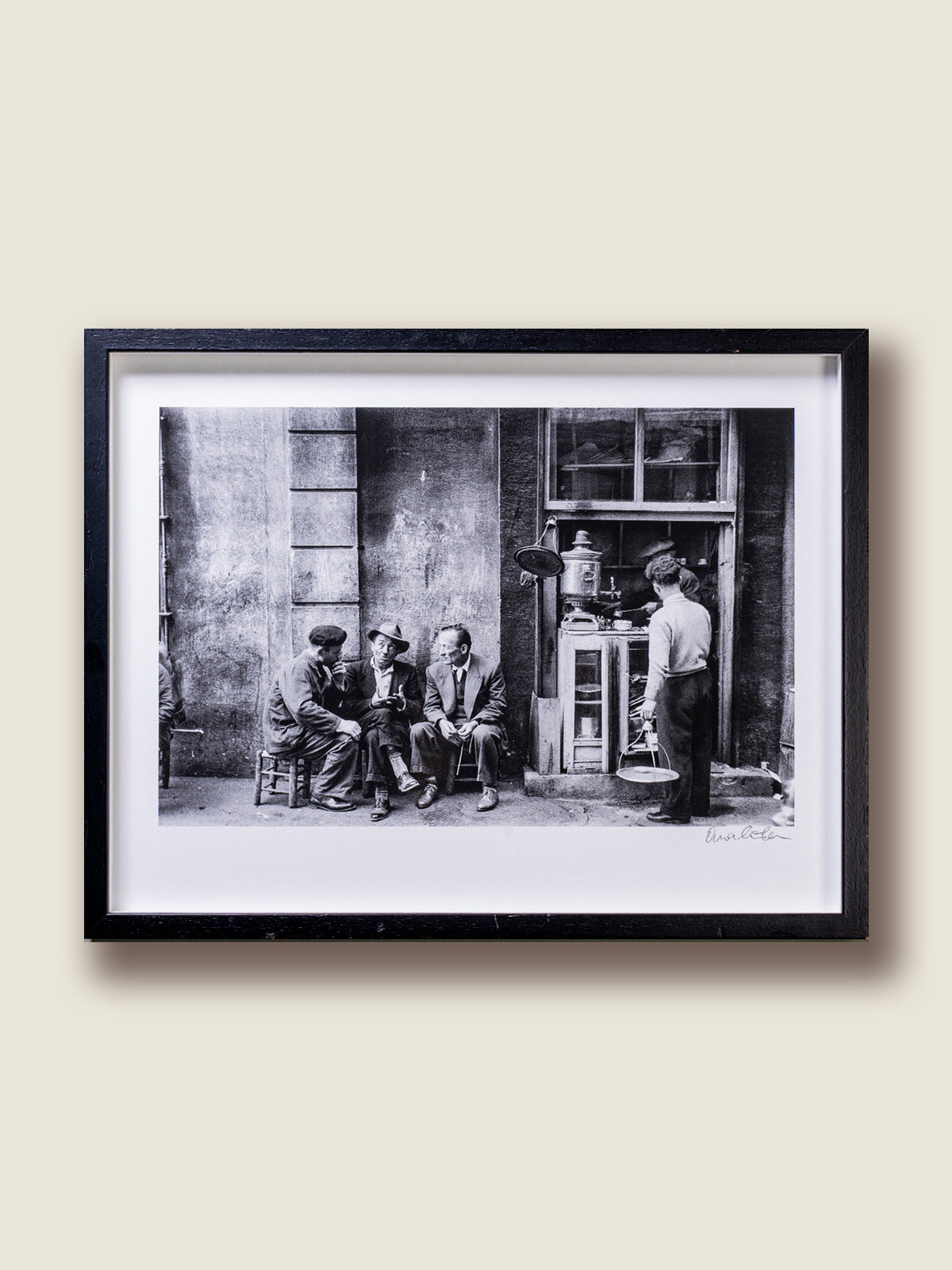 Ara Güler  Hazzopulo Pasajı, Beyoğlu, 1958